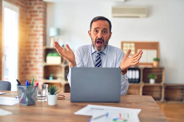 Homem Negócios Bonito Meia Idade Usando Gravata Sentado Usando Laptop — Fotografia de Stock