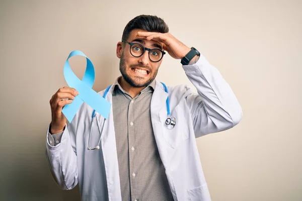 Joven Médico Profesional Hombre Sosteniendo Conciencia Colon Cinta Azul Sobre — Foto de Stock