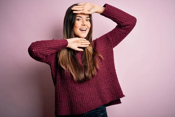 Giovane Bella Ragazza Indossa Maglione Casual Sfondo Rosa Isolato Sorridente — Foto Stock