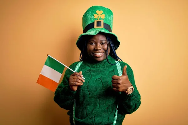 Size African American Woman Wearing Green Hat Holding Irish Flag — Stockfoto