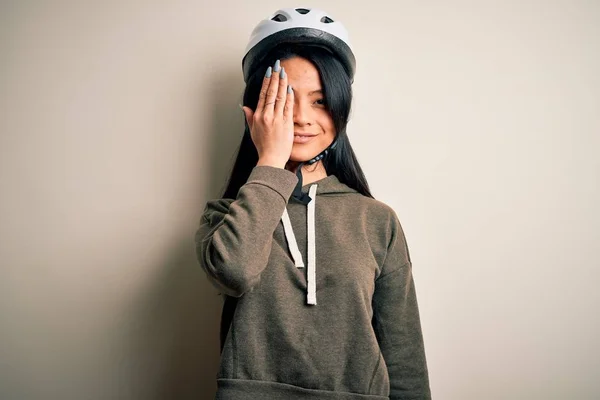 Wanita Cina Yang Cantik Mengenakan Helm Bersepeda Atas Latar Belakang — Stok Foto