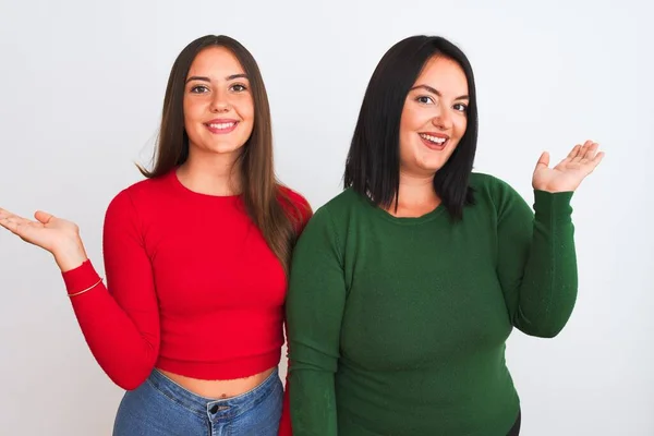 Jonge Mooie Vrouwen Dragen Casual Kleding Staan Geïsoleerde Witte Achtergrond — Stockfoto