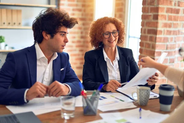 Grupp Affärsanställda Ler Glada Och Självsäkra Tala Med Leende Läpparna — Stockfoto