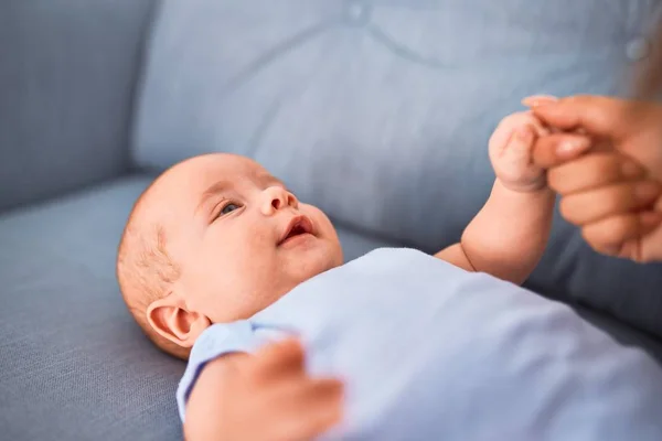 Bayi Manis Berbaring Sofa Rumah Bayi Yang Baru Lahir Bersantai — Stok Foto