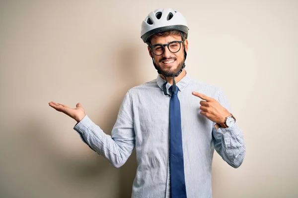 Joven Hombre Negocios Con Gafas Casco Bicicleta Pie Sobre Terreno —  Fotos de Stock