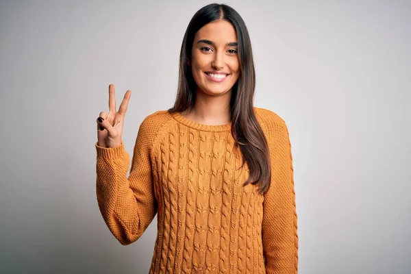 Junge Schöne Brünette Frau Trägt Lässigen Pullover Über Isolierten Weißen — Stockfoto
