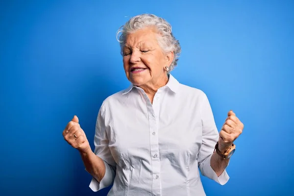 Seniorin Schöne Frau Elegantem Hemd Vor Isoliertem Blauen Hintergrund Aufgeregt — Stockfoto