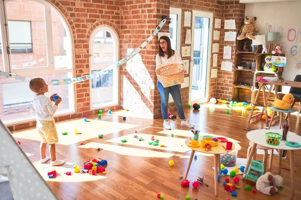 Schöne Lehrerin Und Kleinkind Spielen Basketball Mit Ball Und Weidenkorb — Stockfoto