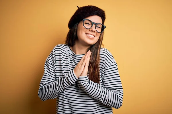 Jovem Bela Mulher Morena Vestindo Boina Francesa Óculos Sobre Fundo — Fotografia de Stock