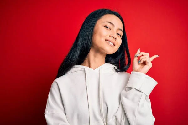 Jonge Mooie Chinese Sportieve Vrouw Draagt Sweatshirt Geïsoleerde Rode Achtergrond — Stockfoto