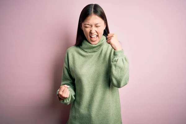 Jonge Mooie Aziatische Vrouw Draagt Groene Winter Trui Roze Gesoldeerde — Stockfoto