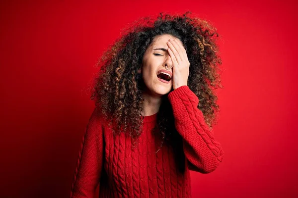 Mujer Hermosa Joven Con Pelo Rizado Piercing Con Suéter Rojo — Foto de Stock