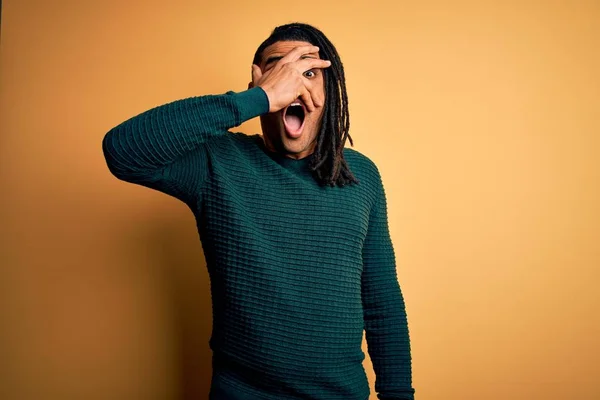 Jovem Afro Americano Africano Bonito Homem Com Dreadlocks Vestindo Camisola — Fotografia de Stock