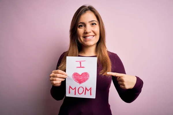 Jovem Mulher Bonita Segurando Papel Com Amor Mãe Mensagem Celebrando — Fotografia de Stock