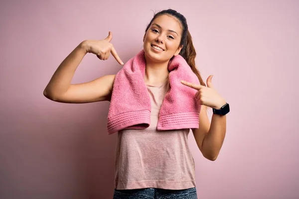 Junge Schöne Brünette Sportlerin Sportbekleidung Und Handtuch Vor Rosa Hintergrund — Stockfoto