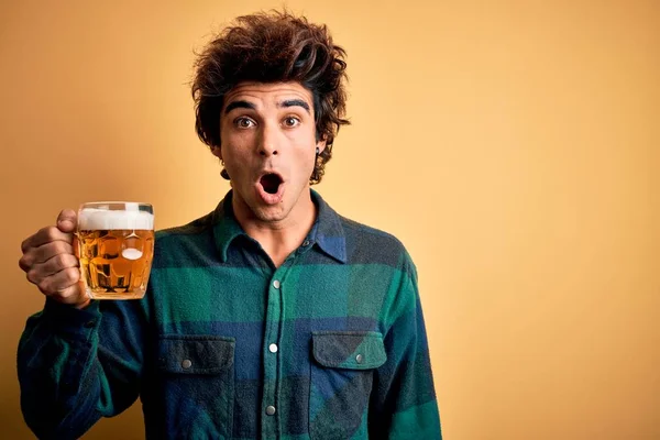 Молодой Красивый Мужчина Пьет Банку Пива Стоя Изолированном Желтом Фоне — стоковое фото