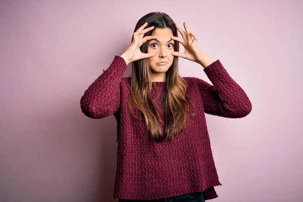 Joven Chica Hermosa Con Suéter Casual Sobre Fondo Rosa Aislado — Foto de Stock