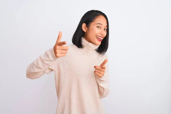 Mujer China Joven Con Jersey Cuello Alto Pie Sobre Fondo —  Fotos de Stock