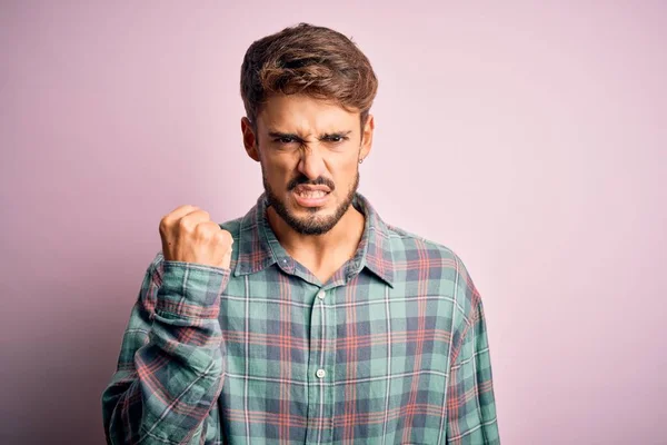 Young Handsome Man Beard Wearing Casual Shirt Standing Pink Background — Stockfoto