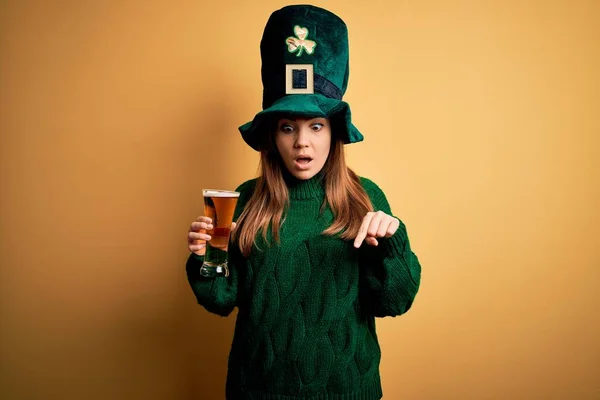 Giovane Bella Donna Che Indossa Cappello Verde Bere Bicchiere Birra — Foto Stock