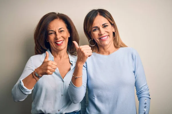 Middelbare Leeftijd Mooie Paar Zussen Staan Geïsoleerde Witte Achtergrond Doet — Stockfoto