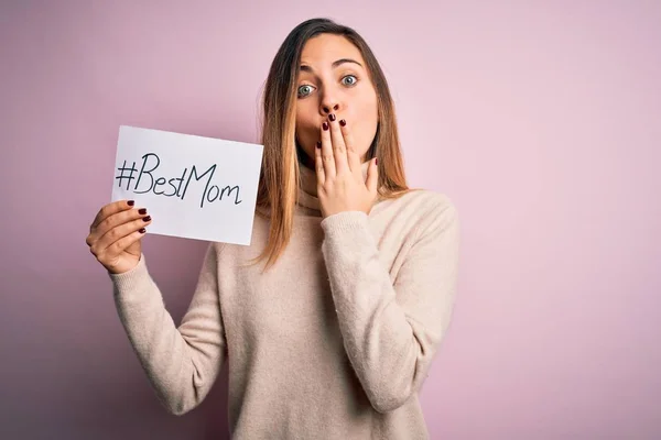 Jovem Bela Mulher Segurando Papel Com Melhor Mensagem Mãe Celebrando — Fotografia de Stock