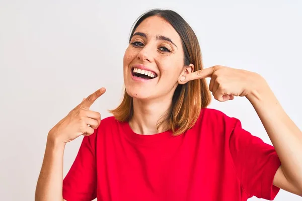 Bella Donna Rossa Indossa Casual Shirt Rossa Sfondo Isolato Sorridente — Foto Stock