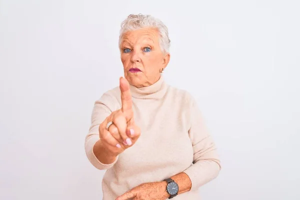Starsza Siwowłosa Kobieta Swetrze Golfem Stojąca Białym Tle Wskazująca Palcem — Zdjęcie stockowe