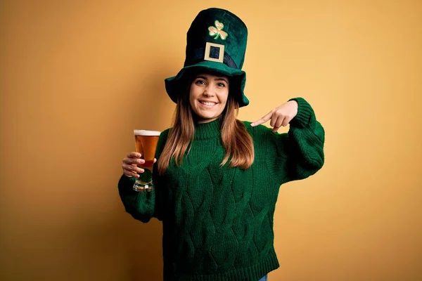 Young Beautiful Woman Wearing Green Hat Drinking Glass Beer Saint — Stock Photo, Image
