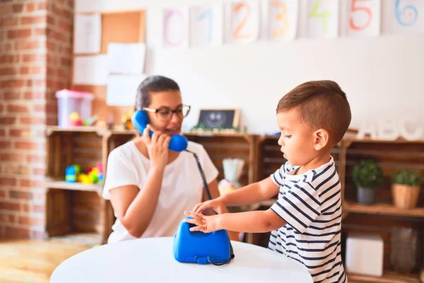 Schöne Lehrerin Und Kleinkind Junge Spielt Mit Vintage Blaues Telefon — Stockfoto