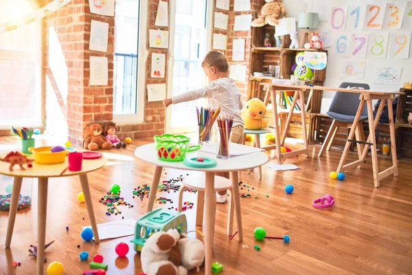 Schöne Blonde Kleinkind Spielt Viele Spielzeuge Kindergarten — Stockfoto