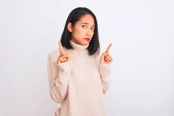 Jonge Chinese Vrouw Draagt Coltrui Geïsoleerde Witte Achtergrond Wijzend Omhoog — Stockfoto