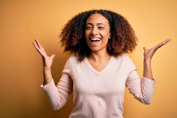 Young African American Woman Afro Hair Wearing Casual Sweater Yellow — ストック写真