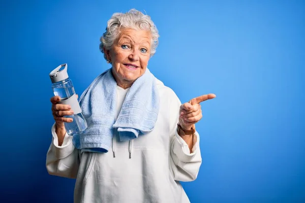 Starsza Piękna Sportowa Kobieta Trzyma Butelkę Wody Stojącej Nad Odizolowanym — Zdjęcie stockowe