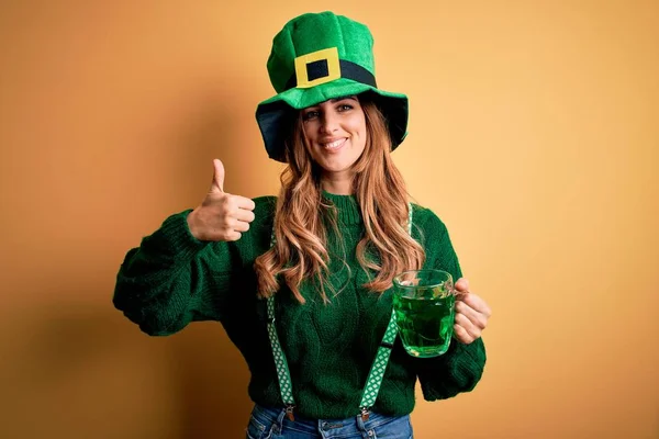 Όμορφη Γυναίκα Φορώντας Καπέλο Πόσιμο Βάζο Πράσινο Ποτό Γιορτάζει Αγίου — Φωτογραφία Αρχείου