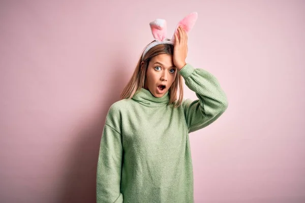 Young Beautiful Woman Wearing Easter Rabbit Ears Standing Isolated Pink — 스톡 사진