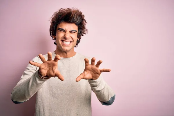 Jeune Bel Homme Portant Shirt Décontracté Debout Sur Fond Rose — Photo