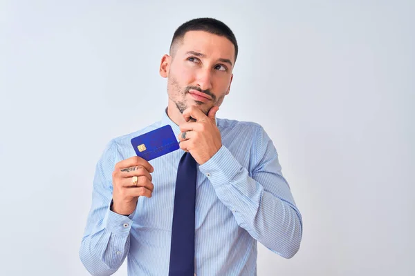 Jonge Zakenman Met Credit Card Geïsoleerde Achtergrond Serieus Gezicht Denken — Stockfoto