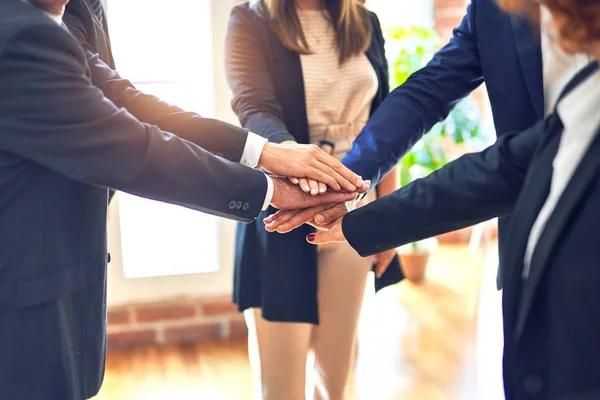 Grupo Trabajadores Negocios Pie Círculo Con Las Manos Juntas Oficina — Foto de Stock