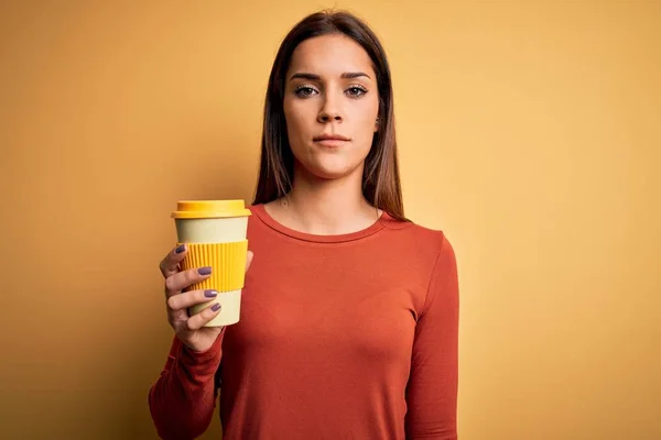 Young Beautiful Brunette Woman Drinking Cup Takeaway Coffe Yellow Background — 图库照片