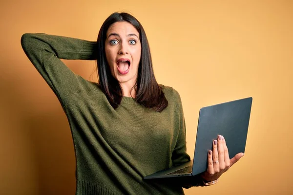 Junge Brünette Frau Mit Blauen Augen Die Mit Computer Laptop — Stockfoto