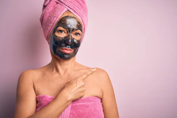 Брюнетка Средних Лет Женщина Носит Красоту Черное Лицо Маска Изолированном — стоковое фото