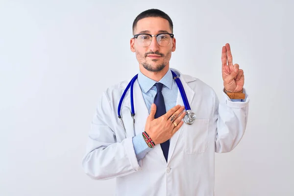 Young Doctor Man Wearing Stethoscope Isolated Background Smiling Swearing Hand — 스톡 사진