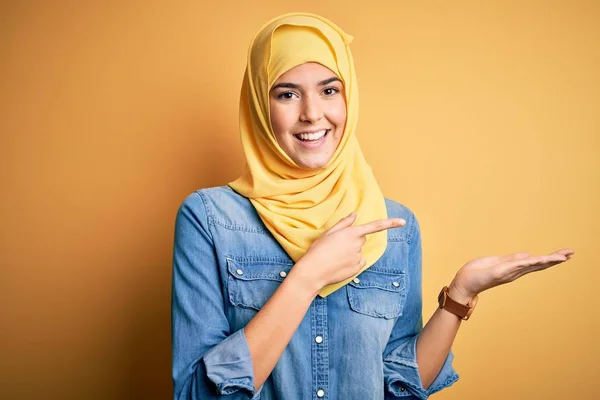 Menina Bonita Nova Vestindo Hijab Muçulmano Sobre Fundo Amarelo Isolado — Fotografia de Stock