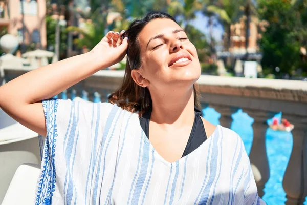 Jovem Mulher Bonita Sorrindo Feliz Desfrutando Dia Ensolarado Verão Hotel — Fotografia de Stock