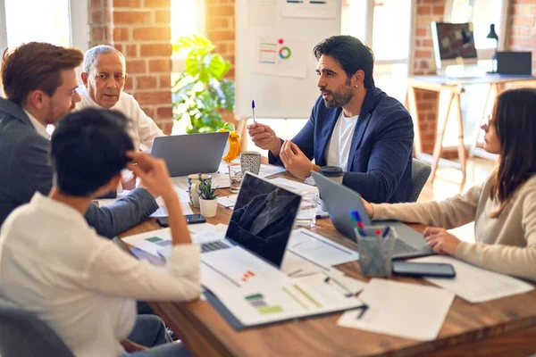 Grupo Trabajadores Empresariales Que Trabajan Juntos Sentado Escritorio Usando Ordenador — Foto de Stock