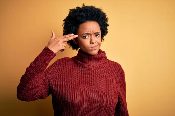 Ung Vacker Afroamerikansk Afro Kvinna Med Lockigt Hår Bär Casual — Stockfoto