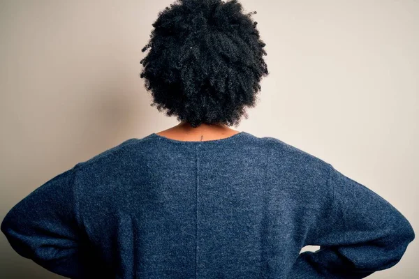 Joven Hermosa Afroamericana Afro Mujer Con Pelo Rizado Usando Suéter —  Fotos de Stock