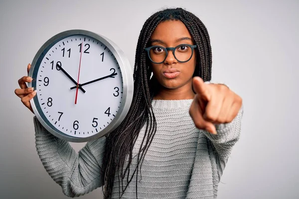 Fiatal Afro Amerikai Lány Tartja Nagy Perc Óra Felett Elszigetelt — Stock Fotó