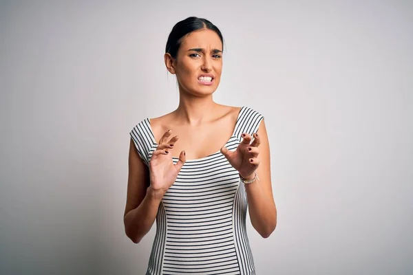 Jonge Mooie Brunette Vrouw Dragen Casual Gestreepte Jurk Geïsoleerde Witte — Stockfoto